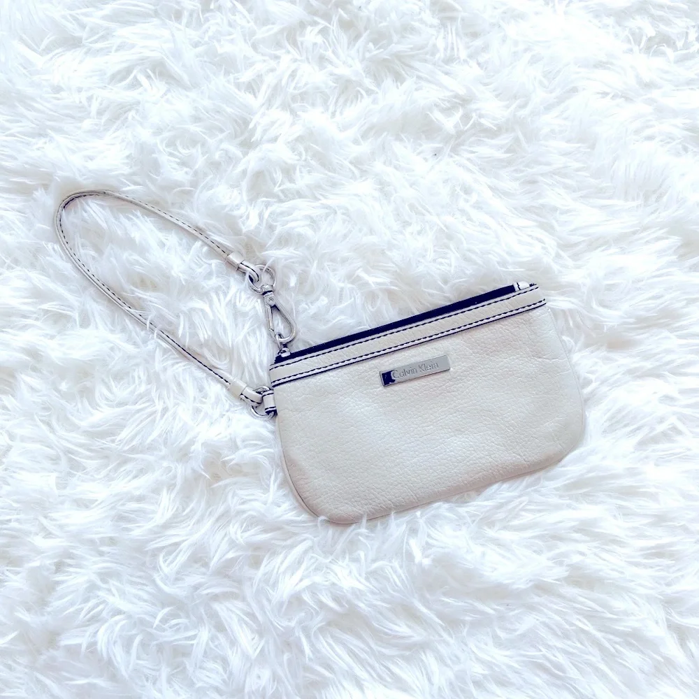 🤍 Calvin Klein Cream Wristlet Wallet
